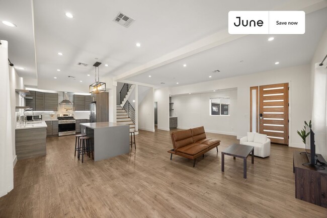 5637 Riverton Ave in Los Angeles, CA - Building Photo - Building Photo