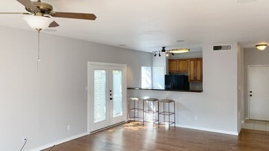 538 Wilcrest Dr in Houston, TX - Building Photo - Building Photo