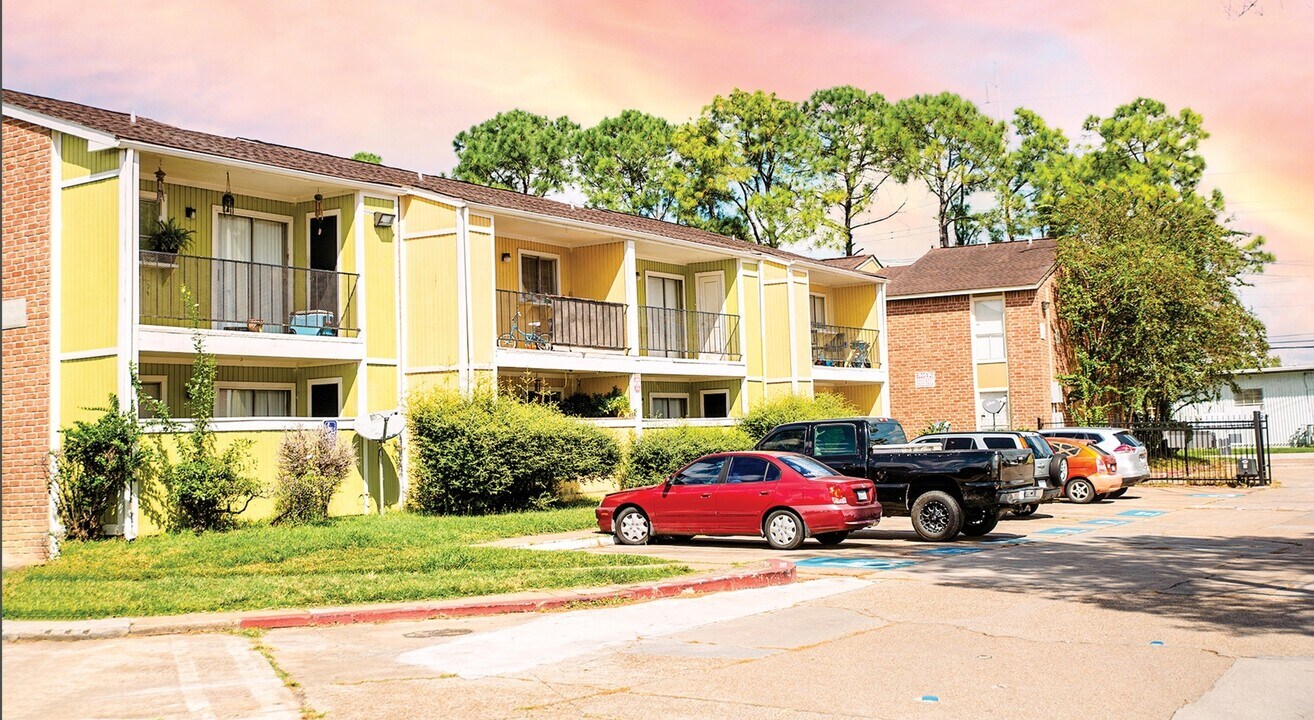Retreat on Rosslyn in Houston, TX - Building Photo