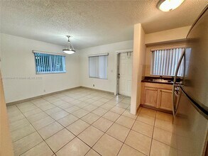 1274 NE 40th St in Oakland Park, FL - Building Photo - Building Photo