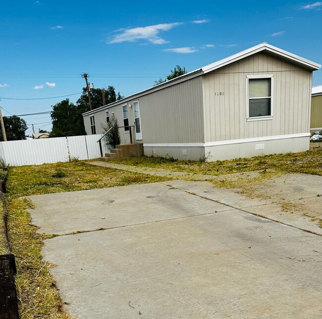 1208 N Avenue K in Portales, NM - Building Photo - Building Photo