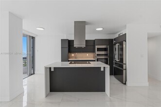 19101 NE 36th Pl in Aventura, FL - Foto de edificio - Building Photo