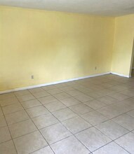 2545 York St in Opa Locka, FL - Building Photo - Building Photo