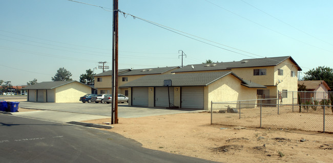 12075 Morning Star Rd in Apple Valley, CA - Building Photo - Building Photo