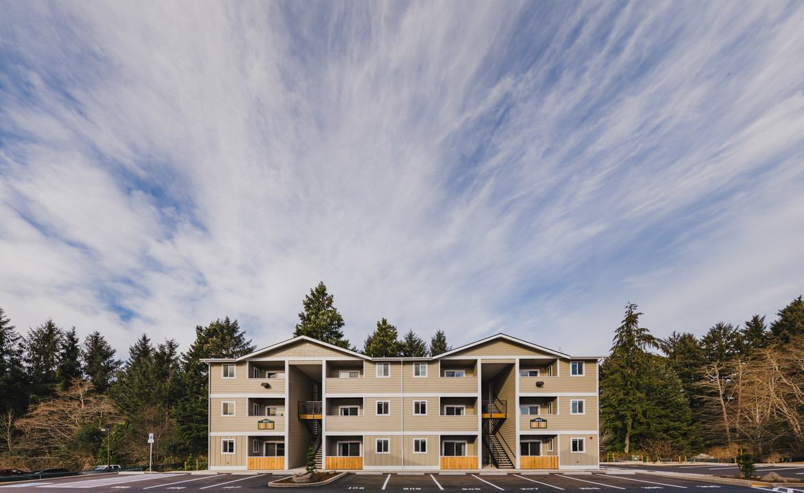 Lake Forest Commons in Lincoln City, OR - Building Photo