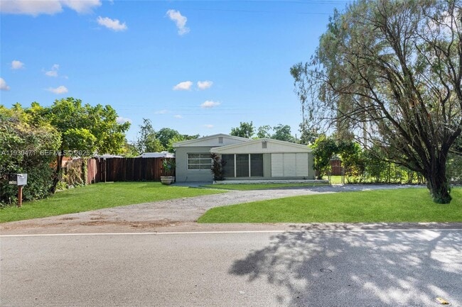 1300 NE 183rd St in North Miami Beach, FL - Building Photo - Building Photo