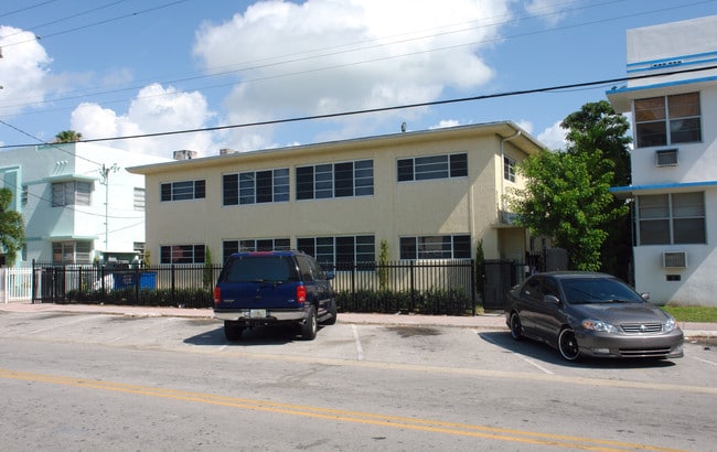 1945 Calais Dr in Miami Beach, FL - Foto de edificio - Building Photo