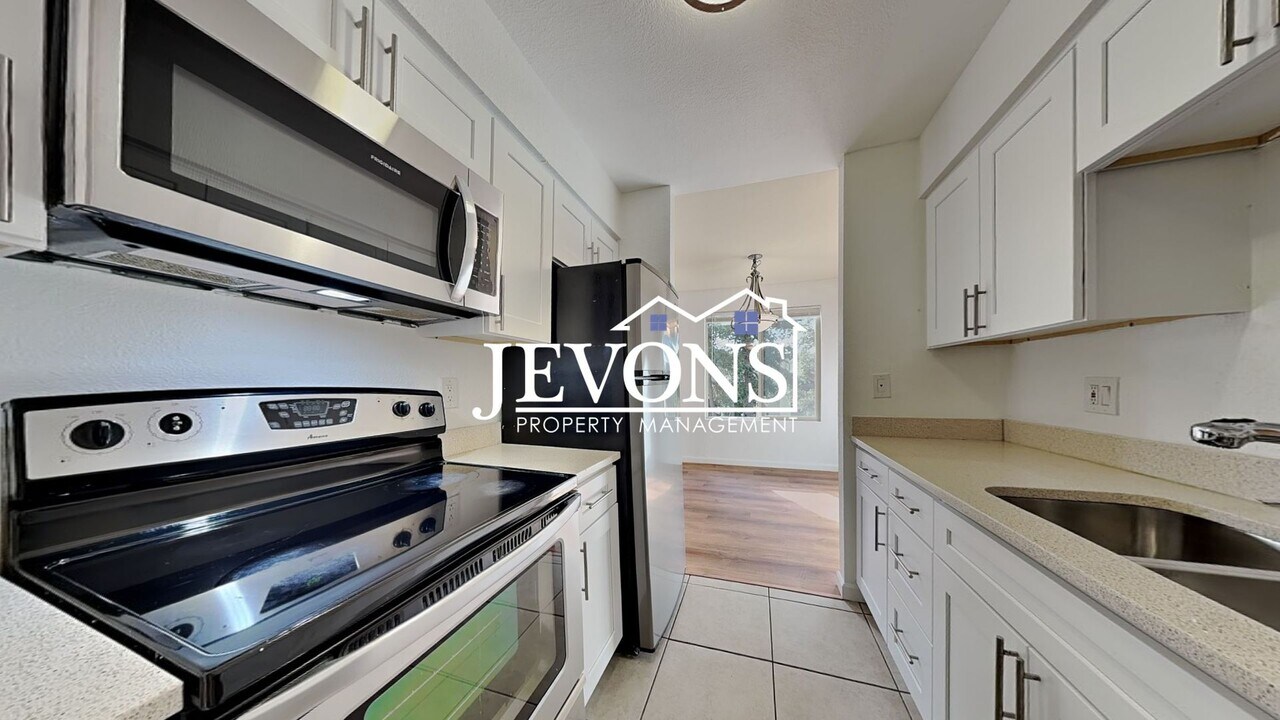 12525 NE 145th Pl in Kirkland, WA - Building Photo