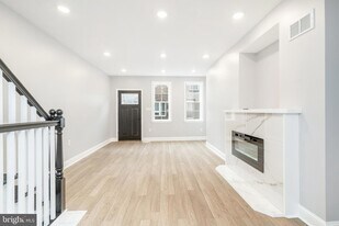 2215 Cross St in Philadelphia, PA - Building Photo
