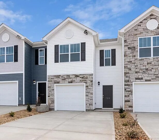 759 Embark Cir in Greer, SC - Building Photo