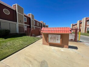 38729 10th St E in Palmdale, CA - Foto de edificio - Building Photo