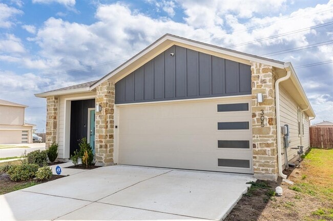 305 Fairfax Ave in San Marcos, TX - Building Photo - Building Photo