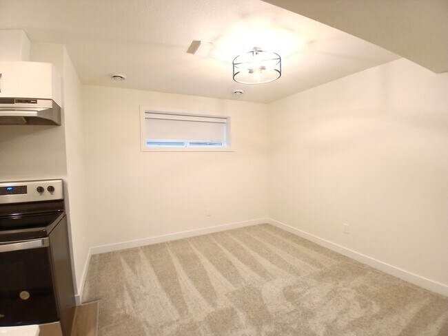 5118 Kinney Wy SW in Edmonton, AB - Building Photo - Building Photo