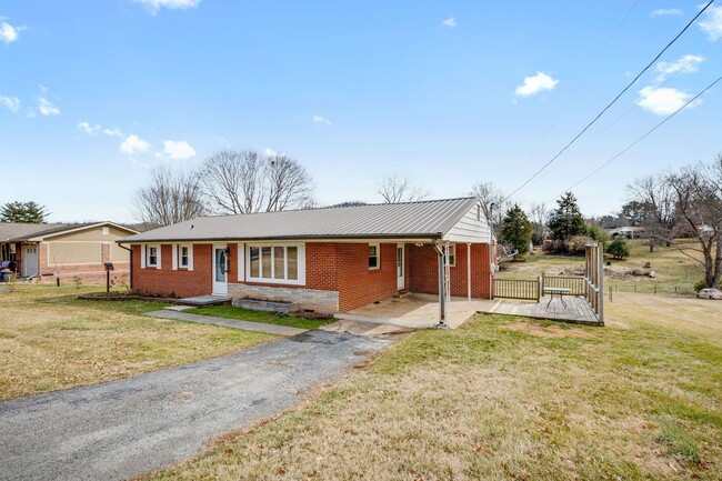 606 Pine Ridge Rd in Johnson City, TN - Building Photo - Building Photo