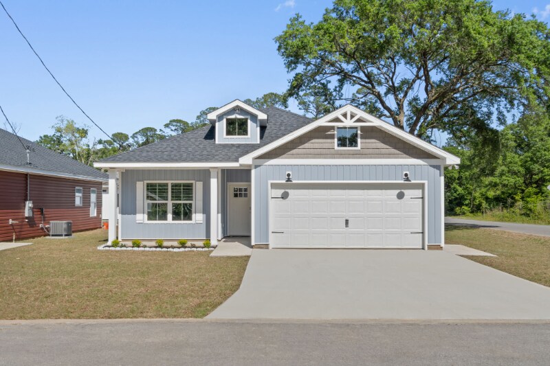 8258 Nelson St in Pensacola, FL - Building Photo