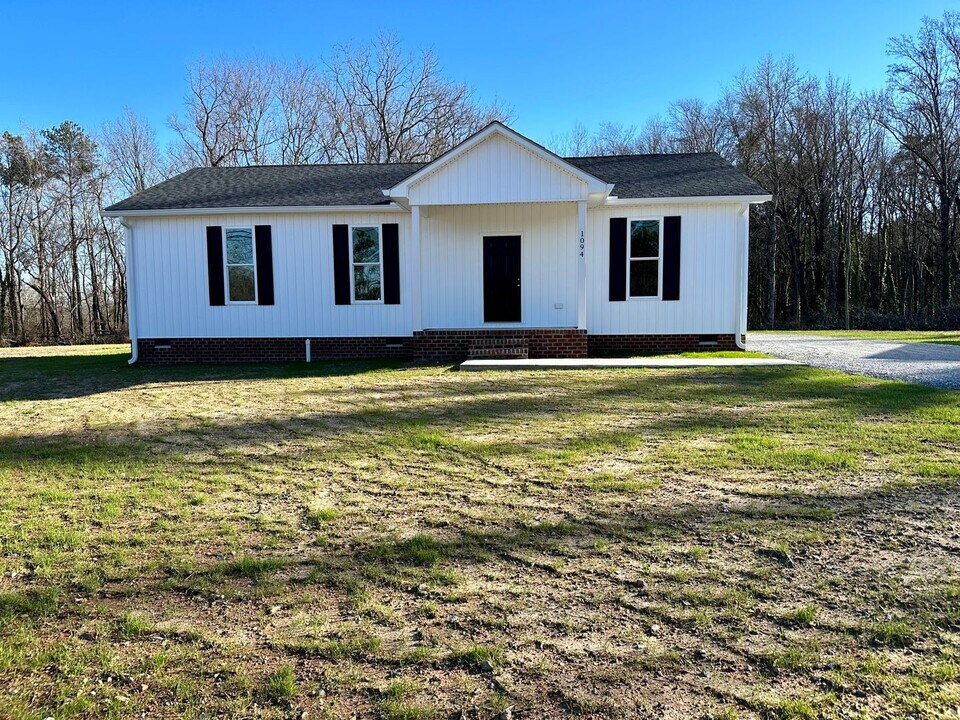 1094 Pace Dr in South Hill, VA - Building Photo