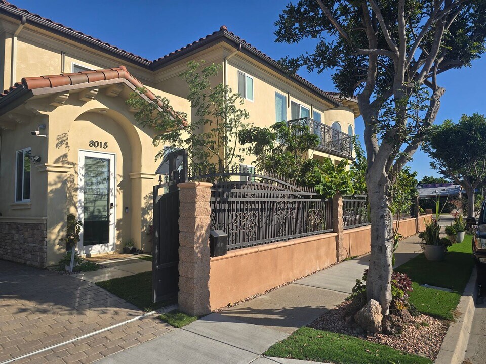 8015 Mermaid Cir in Huntington Beach, CA - Building Photo