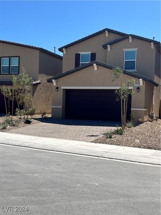 5704 Serene Rock St in North Las Vegas, NV - Foto de edificio