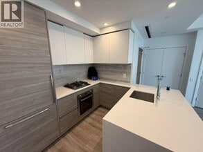 680 Quayside Dr in New Westminster, BC - Building Photo - Building Photo