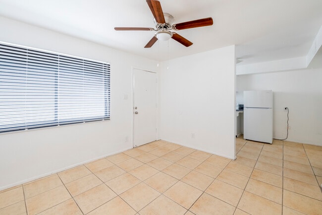 Camelback View Apartments in Phoenix, AZ - Foto de edificio - Interior Photo