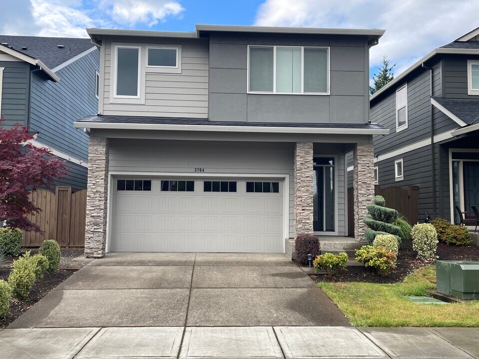 3704 SE McKenzie Ave in Hillsboro, OR - Building Photo