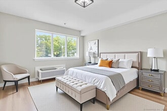 135 Gold Star Hwy in Groton, CT - Foto de edificio - Building Photo