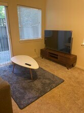 8812 Stone Ave N, Unit 101 in Seattle, WA - Foto de edificio - Building Photo