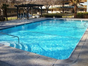 Raintree Gardens in Adelanto, CA - Foto de edificio - Building Photo