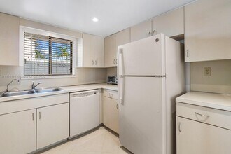 1520 Salzedo St, Unit F in Coral Gables, FL - Foto de edificio - Building Photo