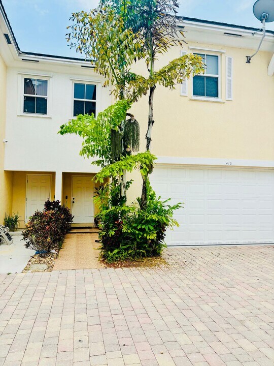 410 NE 1st Ave in Pompano Beach, FL - Foto de edificio