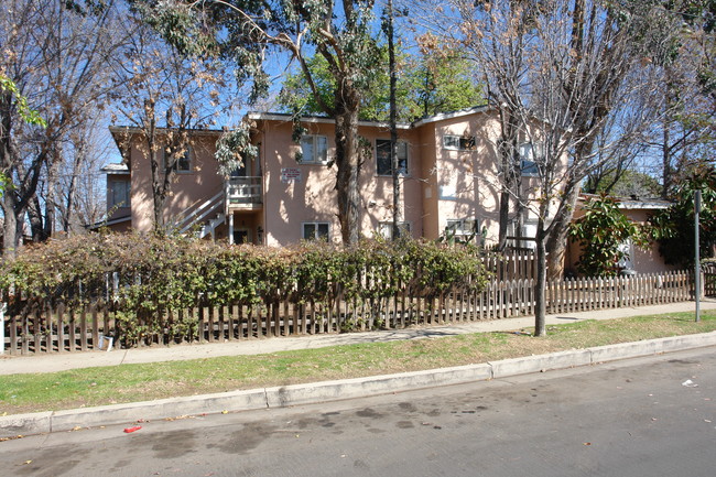 7001 Hazeltine Ave in Van Nuys, CA - Building Photo - Building Photo