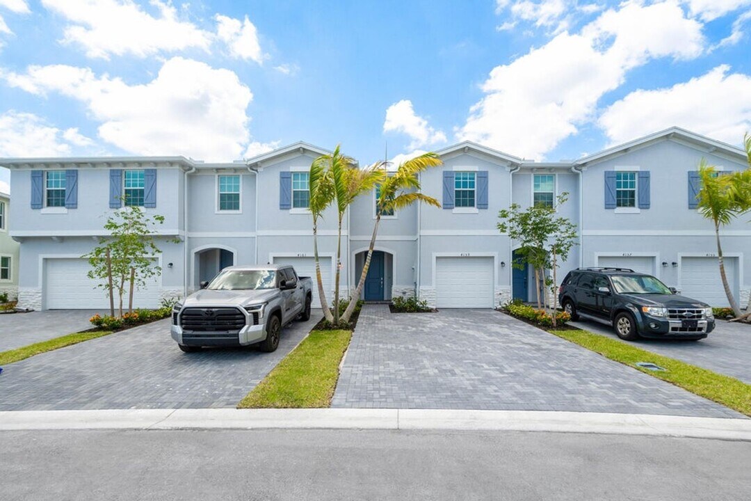 4159 Lagoon Shore Dr in Lake Worth, FL - Building Photo