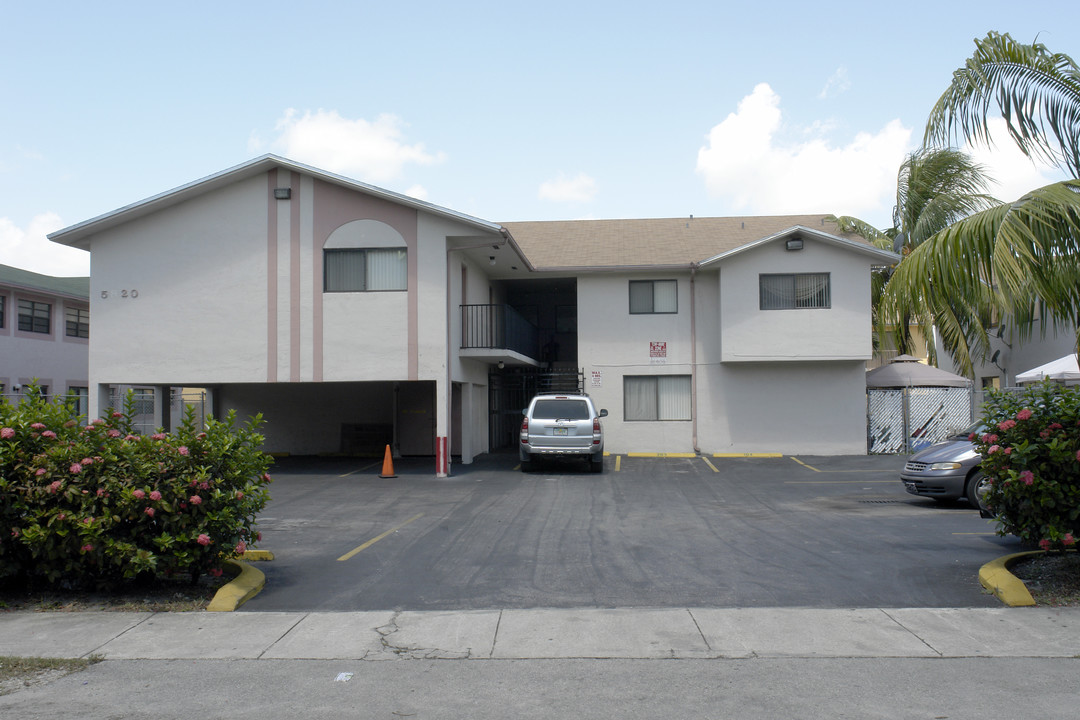 5850 W 25th Ct in Hialeah, FL - Building Photo