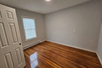 77 Dunham St, Unit Dunham st 2nd floor in Attleboro, MA - Foto de edificio - Building Photo