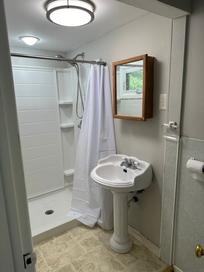 9 Asnuntuck St, Unit 9 in Enfield, CT - Foto de edificio - Building Photo