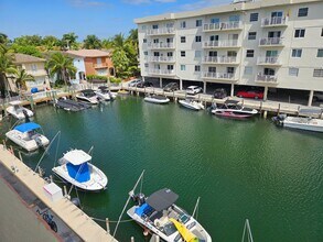 3545 NE 167th St, Unit 404 in Miami, FL - Building Photo - Building Photo