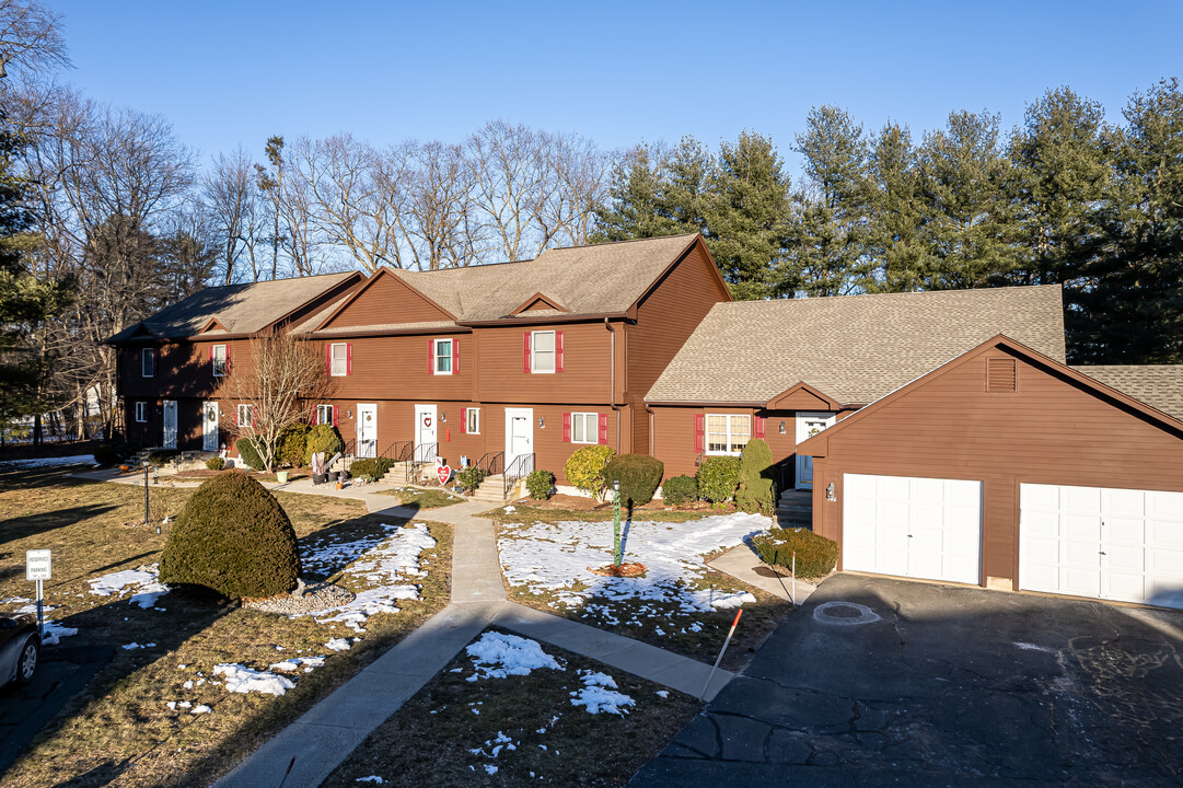 Candlewood Village in Enfield, CT - Foto de edificio