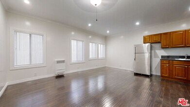 507 Loma Dr in Los Angeles, CA - Building Photo - Building Photo