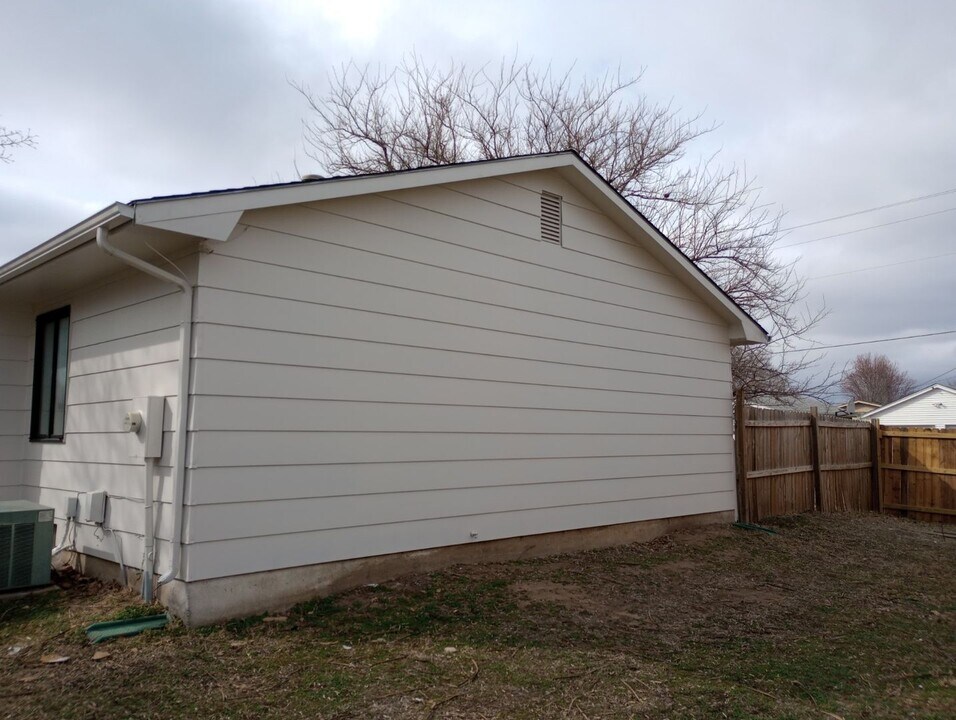 1321 W 45th St S in Wichita, KS - Building Photo