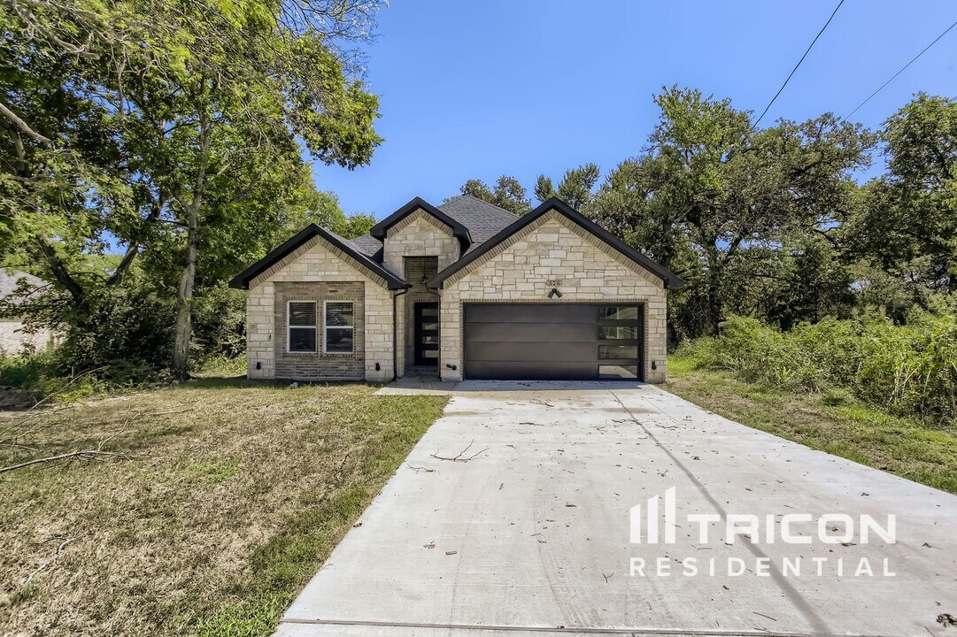 328 Lakey Rd in Seagoville, TX - Building Photo