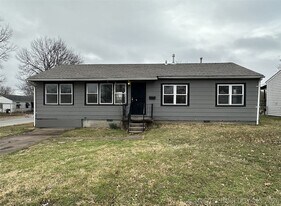 6305 E Newton St in Tulsa, OK - Building Photo