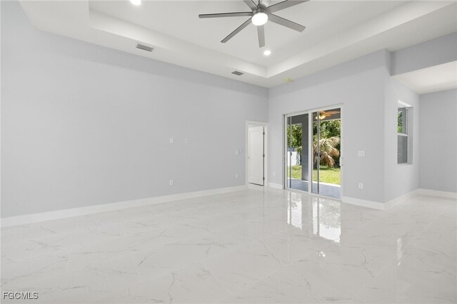 3733 15th St W in Lehigh Acres, FL - Foto de edificio - Building Photo