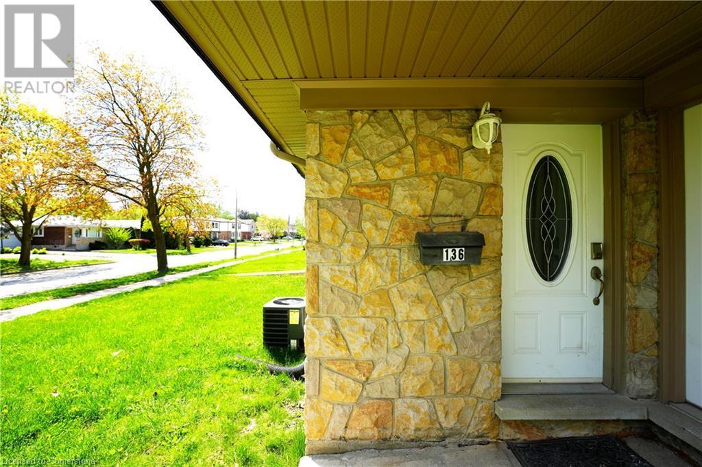 136 Jansen Ave in Kitchener, ON - Building Photo