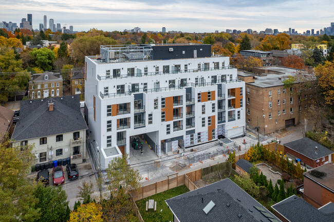 1996-2000 Bathurst St in Toronto, ON - Building Photo - Building Photo