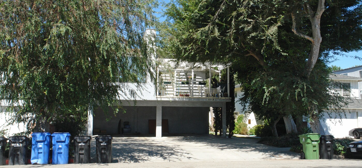 4237-4239 Dixie Canyon Ave in Sherman Oaks, CA - Building Photo