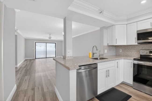 property at 7076 Huntington Ln