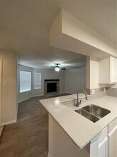 8806 Schick Rd in Austin, TX - Foto de edificio - Building Photo