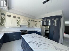 33 Twin Pauls Crescent in Toronto, ON - Building Photo - Building Photo