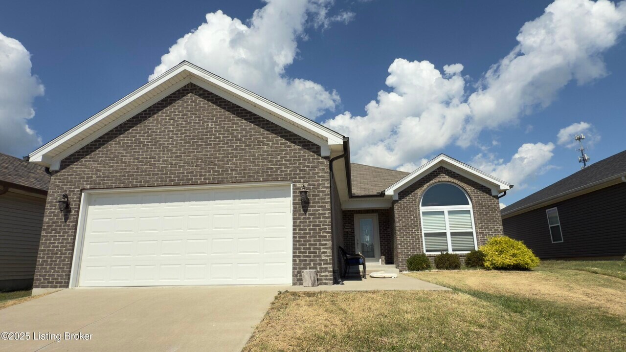 7606 Julia Ave in Jeffersonville, IN - Building Photo