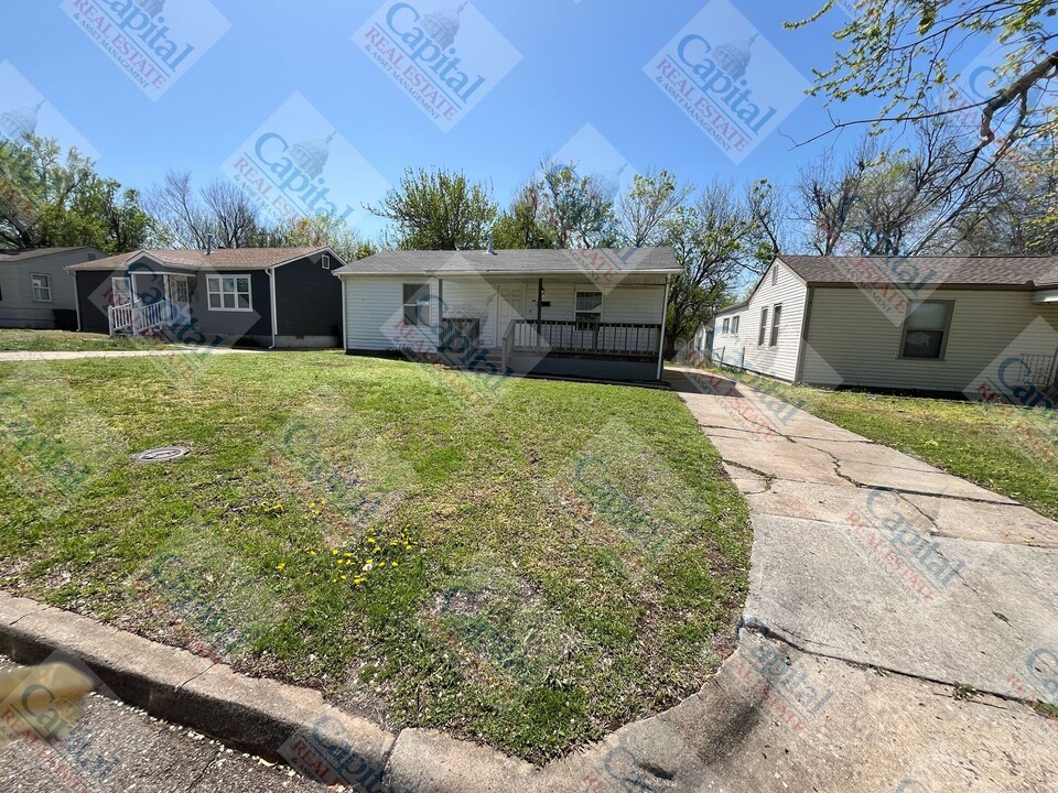214 W Kittyhawk Dr in Midwest City, OK - Building Photo